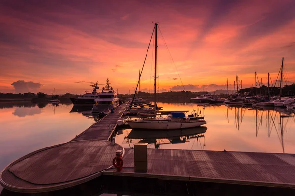 Foregrou olarak dock yakınındaki dinlenme tekne ile görkemli bir gündoğumu