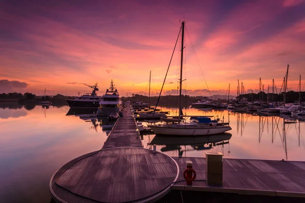 Foregrou olarak dock yakınındaki dinlenme tekne ile görkemli bir gündoğumu