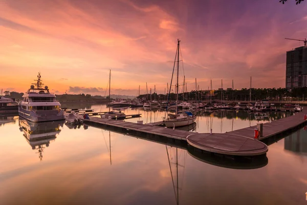 Foregrou olarak dock yakınındaki dinlenme tekne ile görkemli bir gündoğumu