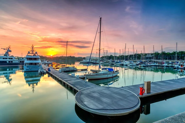 Foregrou olarak dock yakınındaki dinlenme tekne ile görkemli bir gündoğumu