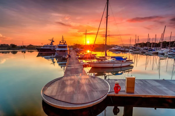 Foregrou olarak dock yakınındaki dinlenme tekne ile görkemli bir gündoğumu