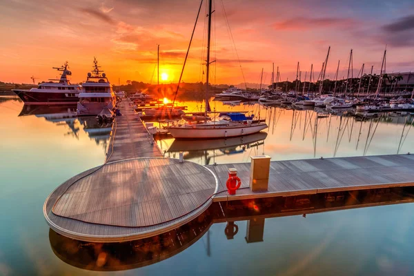 Foregrou olarak dock yakınındaki dinlenme tekne ile görkemli bir gündoğumu