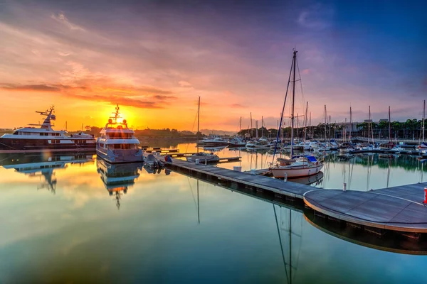 Foregrou olarak dock yakınındaki dinlenme tekne ile görkemli bir gündoğumu