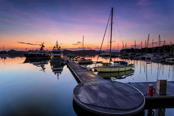 Foregrou olarak dock yakınındaki dinlenme tekne ile görkemli bir gündoğumu