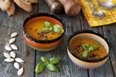 İki tabak kabak kremalı çorba ile   