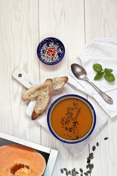 Sup krim labu dengan roti panggang — Stok Foto