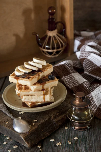 Potongan kue wafel dengan pisang dan blueberry — Stok Foto