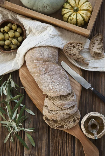 Trozos cortados de pan, aceitunas y calabazas — Foto de Stock