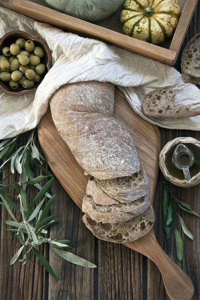 Trozos cortados de pan, aceitunas y calabazas — Foto de Stock