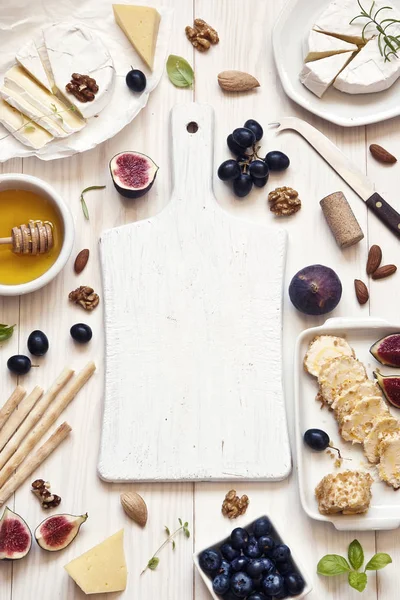 Papan kayu dalam makanan yang berbeda — Stok Foto