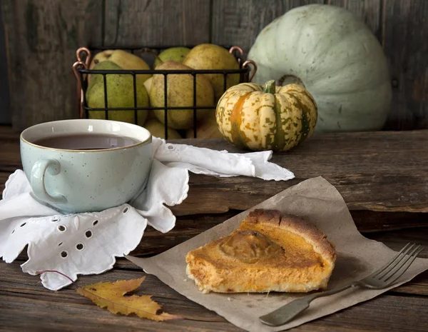 Domowej roboty ciasto gotowane z jabłkami i dynią — Zdjęcie stockowe