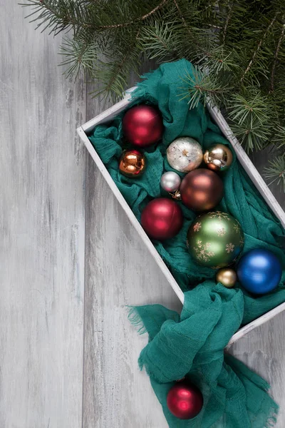 色とりどりのクリスマス ボールと背景. — ストック写真