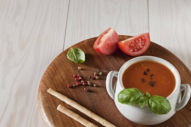 ahşap tahta üzerinde domates çorbası