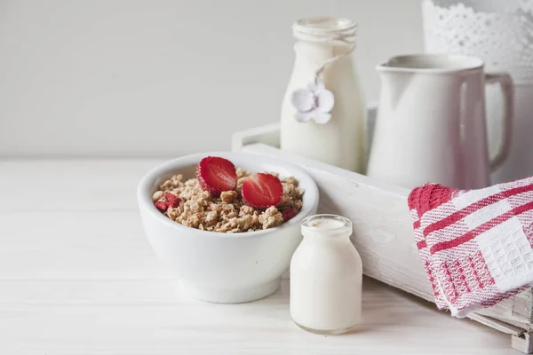 Haver vlokken en aardbeien met melk — Stockfoto
