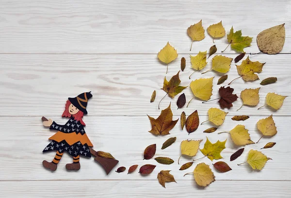 Çizgi film cadı sonbahar yaprakları ile — Stok fotoğraf