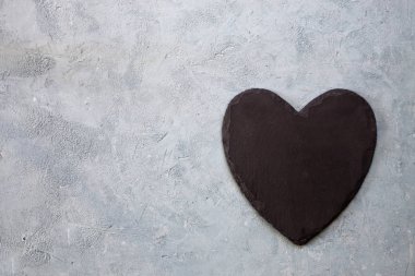 Gri arka plan üzerinde siyah kalp