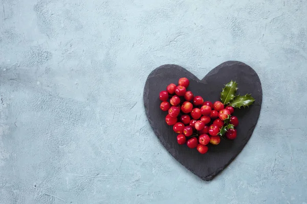 Cuore nero con bacche rosse — Foto Stock