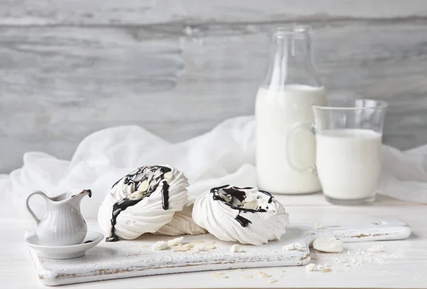 Meringues dengan coklat dan susu — Stok Foto