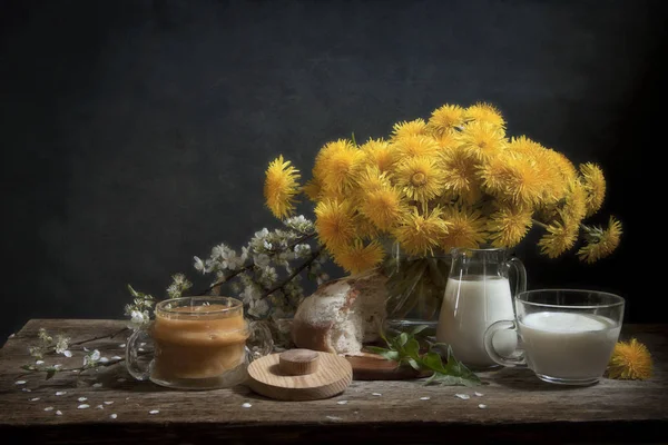 Milk with honey and flowers — Stock Photo, Image