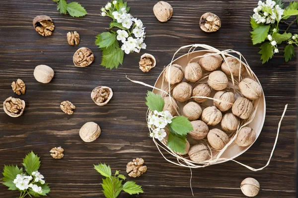 Vlašské ořechy s listy a květy — Stock fotografie