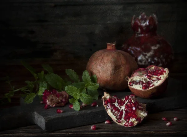 Fruta de romã partida em pedaços — Fotografia de Stock