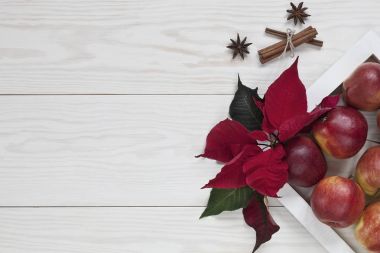 Beyaz ahşap zemin üzerinde Noel dekorasyon ve Kırmızı elma 