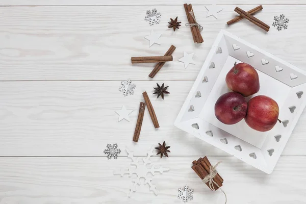 Décoration Noël Pommes Rouges Sur Fond Bois Blanc — Photo