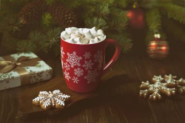 Yakın çekim sıcak içecek, hatmi ve gingerbread bir aptalmışım. Parlak bir çelenk ve köknar ağacı Noel dekor. Seçici odak, sığ derinlik-in tarla, arka plan