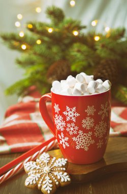 Yakın çekim sıcak içecek, hatmi ve gingerbread bir aptalmışım. Parlak bir çelenk ve köknar ağacı Noel dekor. Seçici odak, sığ derinlik-in tarla, arka plan