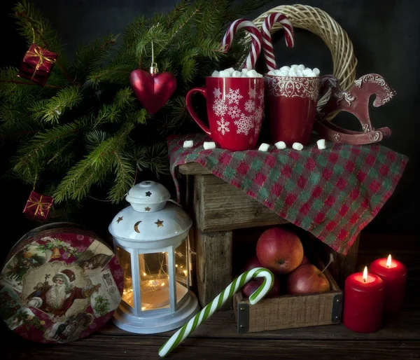 Nahaufnahme Von Roten Bechern Mit Heißgetränk Und Eibisch Weihnachtsdekor Mit — Stockfoto
