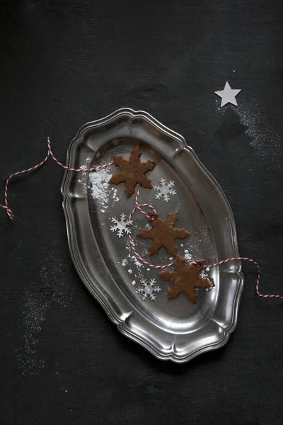 Noel Süslemeleri Ile Metal Tepsi Üzerinde Üstten Görünüm Yapımı Kurabiye — Stok fotoğraf