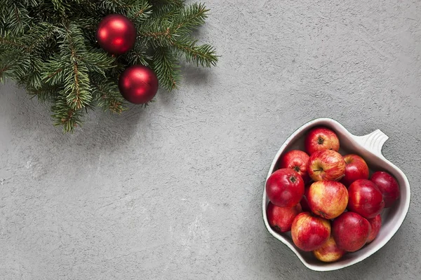 Gros Plan Pommes Rouges Arc Branches Arbre Noël Avec Des — Photo