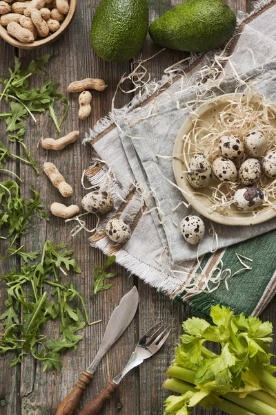 Telur Puyuh Alpukat Dan Bahan Lain Untuk Salad Musim Semi — Stok Foto