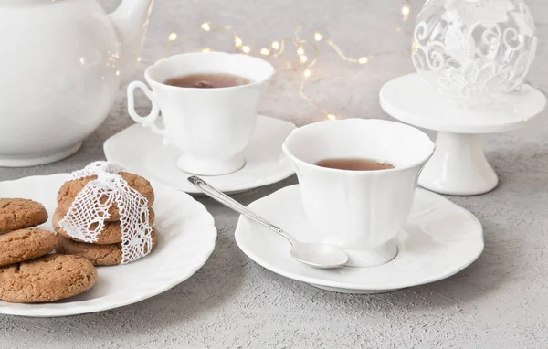 Närbild Vit Koppar Kaffe Med Mjölk Och Choklad Cookies Bord — Stockfoto