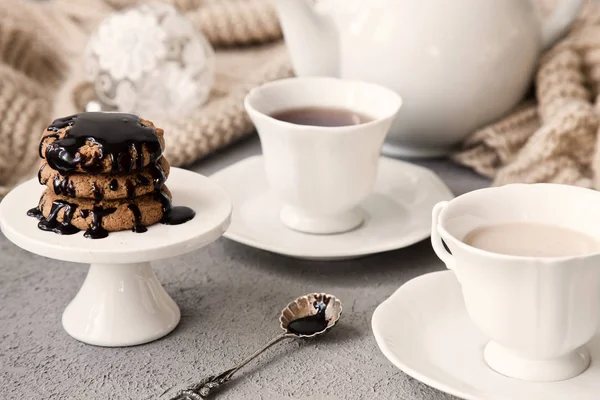 Närbild Vit Koppar Kaffe Med Mjölk Och Choklad Cookies Bord — Stockfoto