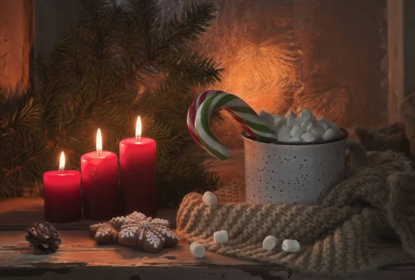 Primo Piano Tazza Calda Con Marshmallow Bastoncini Caramelle Con Candele — Foto Stock