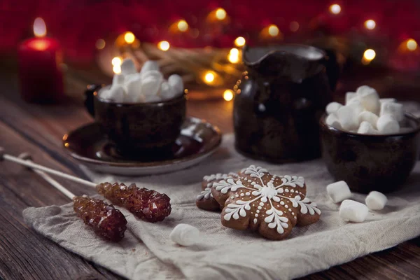 黑色热杯与棉花糖在节日的圣诞装饰背景特写 圣诞概念 — 图库照片