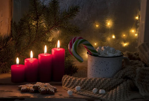 Primer Plano Taza Caliente Con Malvavisco Bastones Caramelo Con Velas — Foto de Stock