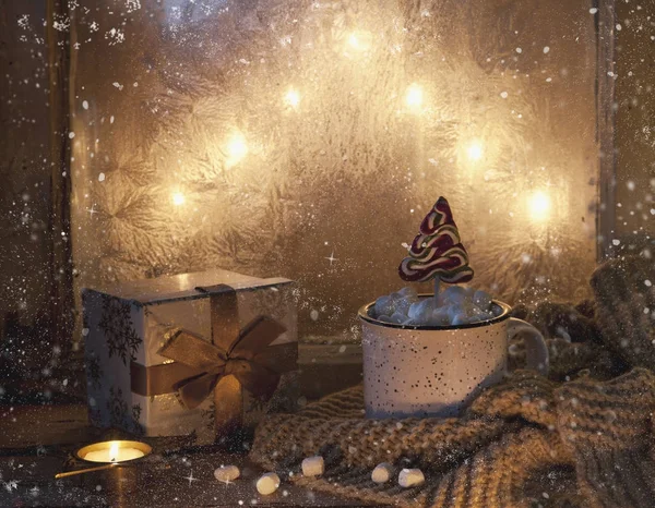 Nahaufnahme Von Weihnachtsgeschenkschachtel Und Becher Mit Marshmallow Und Süßigkeiten Auf — Stockfoto