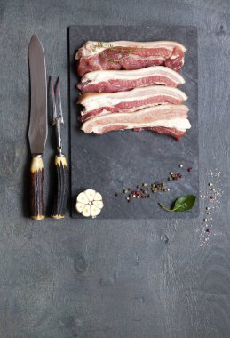 dilim pastırma gri masada taş gemide baharat ile yakın çekim