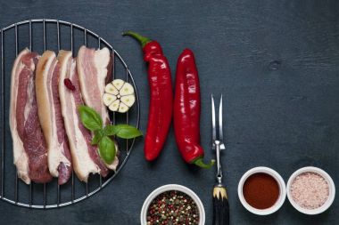 dilim pastırma ve kırmızı sıcak biber gri masada Close-Up