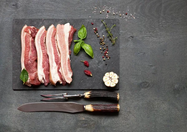 dilim pastırma gri masada taş gemide baharat ile yakın çekim