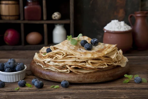 Close Dari Dipanggang Sendiri Segar Pancake Piring Kayu Vintage Dengan — Stok Foto