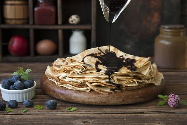Close Dari Dipanggang Sendiri Segar Pancake Piring Kayu Vintage Dengan — Stok Foto