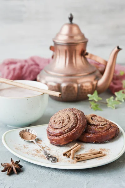 Close Dari Cangkir Besar Cokelat Panas Dan Roti Gulung Kayu — Stok Foto