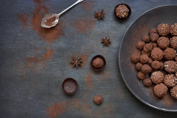 Närbild Söt Choklad Cookies Och Sked Svart Bordsbakgrund — Stockfoto