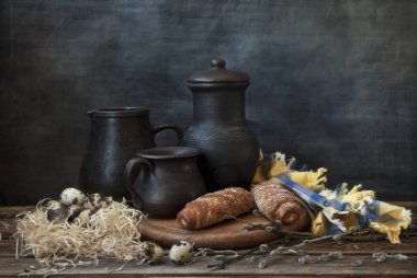 Ekmek bol dökümlü yüzey vintage tarzı arka plan üzerinde siyah kavanoz ile taze yakın çekim loafs.