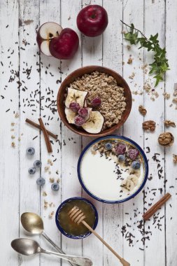 Yulaf gevreği ve çilek süt ile