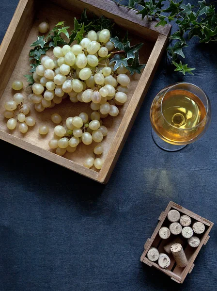 Anggur Putih Manis Juicy Dalam Kotak Kayu Atas Meja Sebuah — Stok Foto