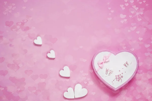礼品盒以心脏的形式在粉红色的纸张背景上 情人节的概念 订婚和其他浪漫的事件 顶部视图 — 图库照片